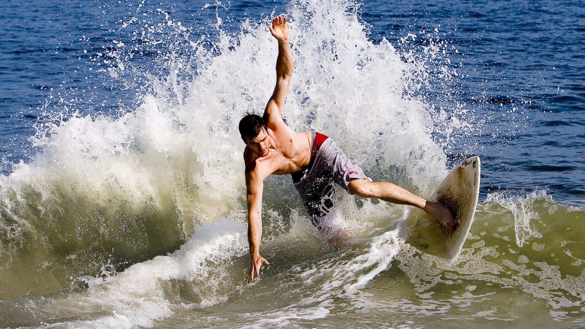 赛道与球场，当F1街道赛焦点战遇见山西队终结火箭