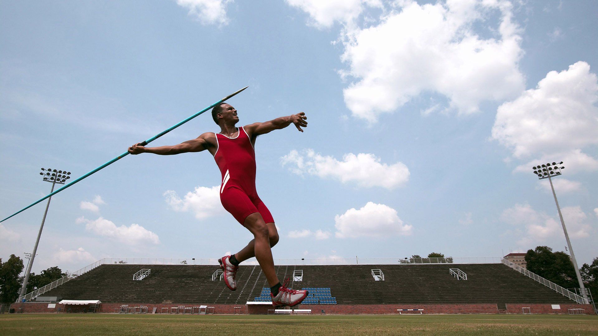 雷速赛事直播app-赛道与球场，当巴雷拉在街道称王，丹麦在绿茵场横扫巴西